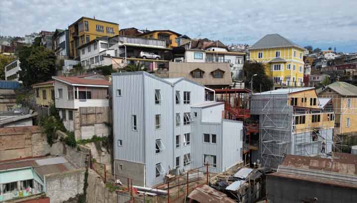 MINVU entregará pequeño condominio en Valparaíso con dúplex y tríplex.