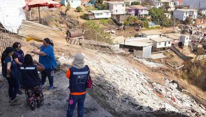 Delegación presidencial anunció extensión del bono de acogida para damnificados por incendios de febrero.