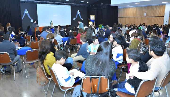 Entrega de Biblias a estudiantes de cuarto básico en preparación para su Primera Comunión.