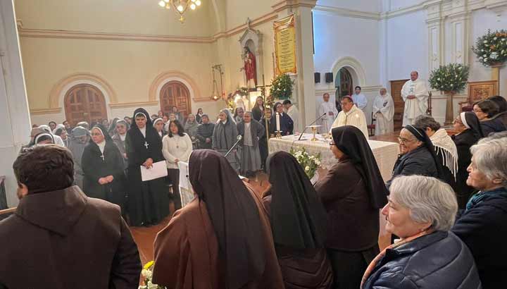 Obispo de Valparaíso encabezó celebración de la Asunción de la Virgen en el Santuario de Lo Vásquez.