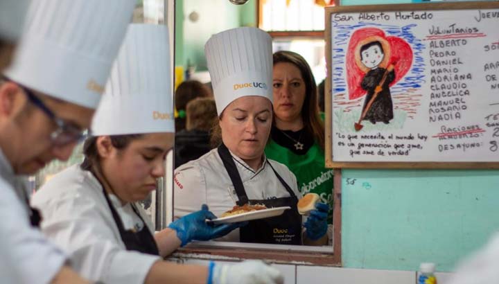 Duoc UC Valparaíso realizó el tradicional banquete solidario en La Matriz.