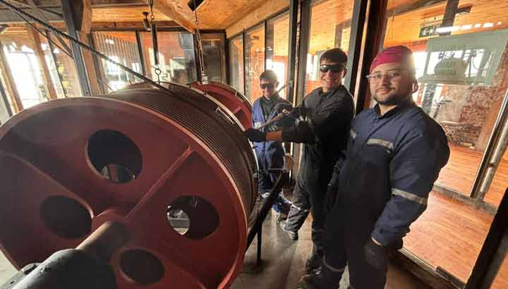 Estudiantes del Duoc UC Valparaíso realizan labores de diagnóstico de Ascensor Concepción.