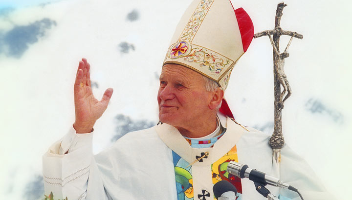 Fragmento de la fotografía "El Papa Juan Pablo II celebra la Santa Misa frente al altar construido en las cumbres del Adamello" (16 de julio de 1988), por Gregorini Demetrio.