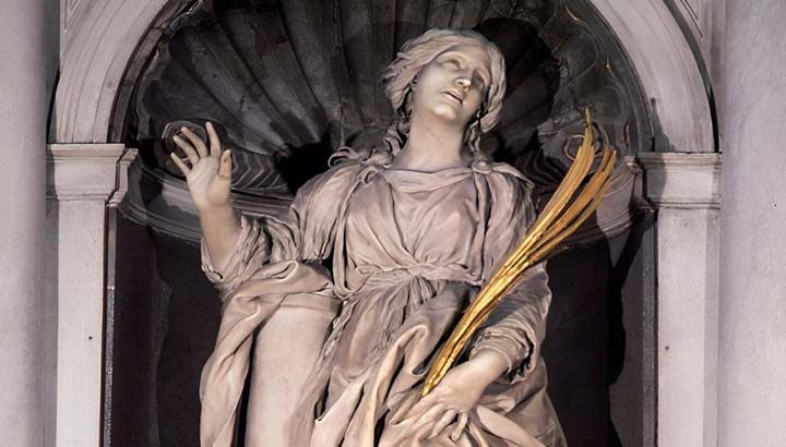 Fotografía de un fragmento de la escultura en mármol en la iglesia de Santa Bibiana en Roma, titulada "Santa Bibiana" (1626), por Gian Lorenzo Bernini.