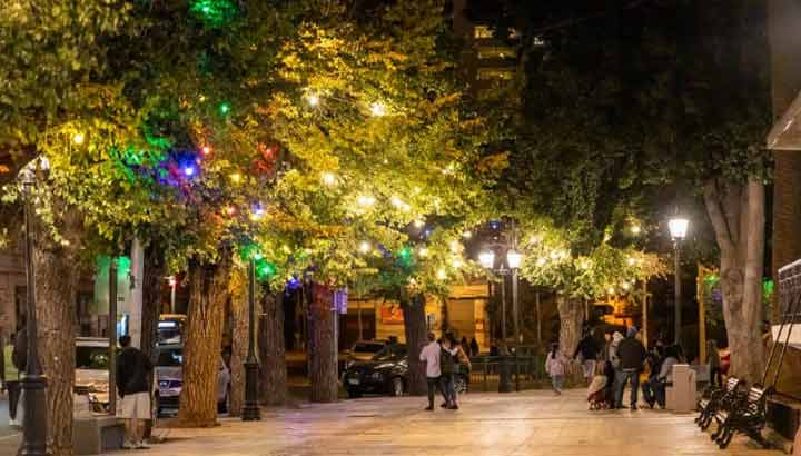 Plaza Victoria de Valparaíso vuelve a ser iluminada para la Navidad