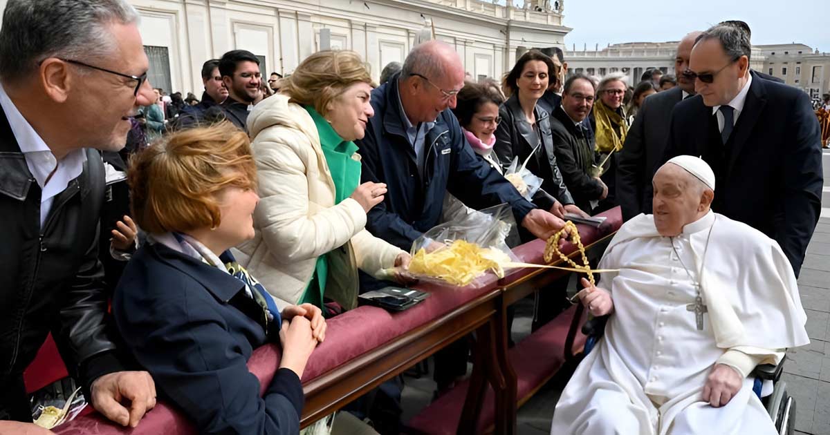 El Papa hizo otra aparición inesperada en la Plaza San Pedro
