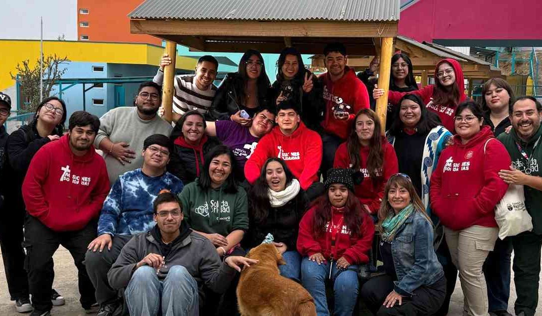 Estudiantes del Duoc UC apoyan a una comunidad afectada por el megaincendio