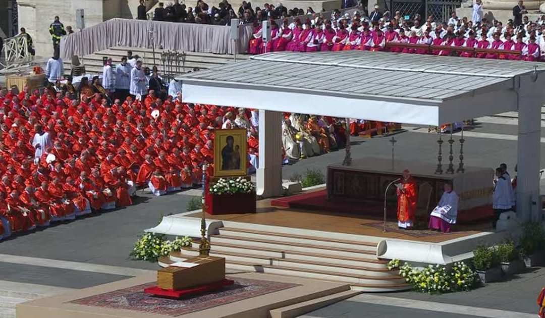 Una multitud despide al Papa Francisco en la Plaza de San Pedro
