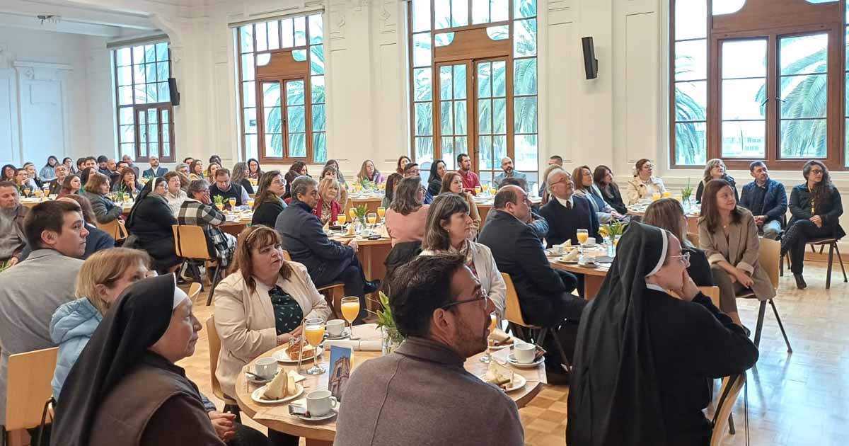 Obispo de Valparaíso se reunió con directores de colegios católicos